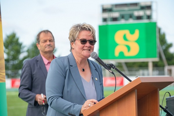 Danielle Berthold, mairesse suppl&eacute;ante de la Ville de Sherbrooke, s'est adress&eacute;e aux invit&eacute;s au nom du maire Steve Lussier.