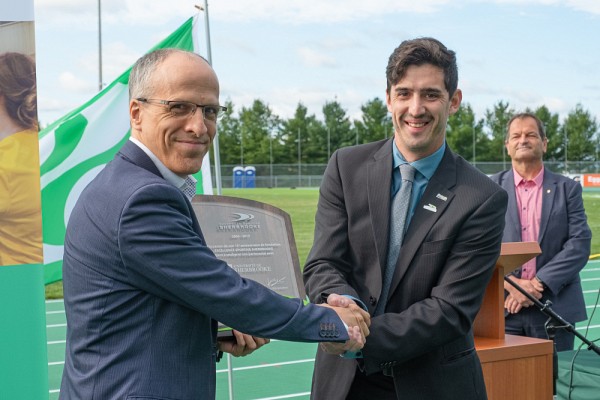 Vincent Boutin, pr&eacute;sident d'Excellence Sportive Sherbrooke, a profit&eacute; de l&rsquo;occasion pour remettre une plaque au recteur Pierre Cossette afin de souligner l'apport de l'UdeS comme partenaire majeur du milieu sportif dans la r&eacute;gion.