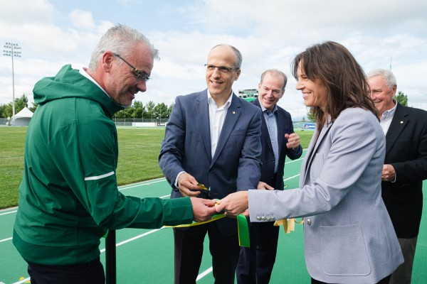 La ministre Charest offre une partie du ruban inaugural &agrave; Luc Lafrance, entra&icirc;neur du groupe de lancers du Vert & Or et du Club d'athl&eacute;tisme de Sherbrooke. 