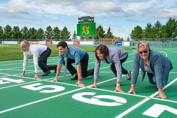 Pierre Cossette, Vincent Boutin, Isabelle Charest et Danielle Berthold se sont pr&ecirc;t&eacute;s au jeu de la performance lors de l'inauguration.