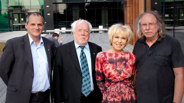 Alain Webster, vice-recteur au d&eacute;veloppement durable et aux affaires gouvernementales, le Dr&nbsp;G&eacute;rard Plante, sa conjointe Micheline Plante et l'artiste Michel Goulet.