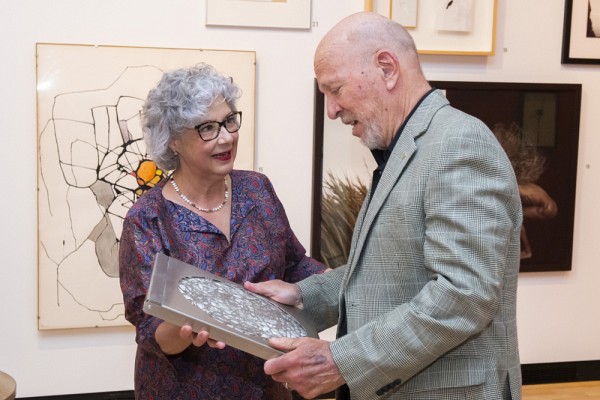 Jocelyne Faucher, vice-rectrice &agrave; la vie &eacute;tudiante et secr&eacute;taire g&eacute;n&eacute;rale, a remis symboliquement &agrave; Luc LaRochelle un ouvrage&nbsp;dont il partage la cr&eacute;ation et la conception avec son ami Michel Goulet.
