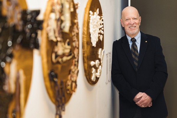 Passionn&eacute; par l'art, Luc LaRochelle a acquis plus de 1500 &oelig;uvres au cours de sa vie. Il pose un geste philanthropique remarquable en faisant un important legs &agrave; l'UdeS.