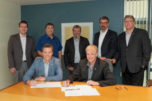 L&rsquo;entente de contribution d&rsquo;EXP au Studio de cr&eacute;ation &ndash; Fondation Huguette et Jean-Louis Fontaine a &eacute;t&eacute; sign&eacute;e le 30 juillet 2019 en pr&eacute;sence de, &agrave; l&rsquo;avant, Patrik Doucet, doyen de la Facult&eacute; de g&eacute;nie, et Ga&eacute;tan Couture, et &agrave; l&rsquo;arri&egrave;re, tous de EXP, Simon Houle, Sylvain Alary, S&eacute;bastien Girard, Dominique Nadeau et Donald Bonsant.