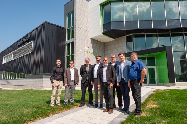 En plus de contribuer financi&egrave;rement &agrave; la r&eacute;alisation du Studio de cr&eacute;ation &ndash; Fondation Huguette et Jean-Louis Fontaine, EXP a aussi particip&eacute; &agrave; sa conception en mettant son expertise &agrave; profit en structure, en g&eacute;nie civil, en g&eacute;nie m&eacute;canique et en g&eacute;nie &eacute;lectrique. Sur la photo, quelques membres de l&rsquo;&eacute;quipe d&rsquo;EXP qui ont travaill&eacute; sur le mandat du Studio de cr&eacute;ation, accompagn&eacute;s d&rsquo;Alexandre Goulet, directeur du d&eacute;veloppement de la Facult&eacute; de g&eacute;nie, et Patrik Doucet, doyen de la Facult&eacute; de g&eacute;nie.