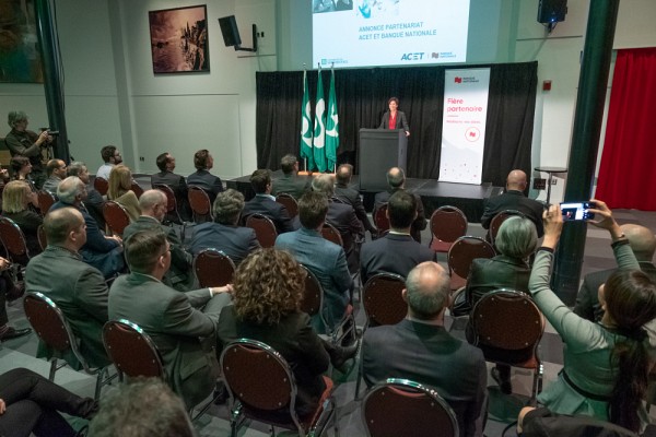 Mme Lucie Blanchet, la premi&egrave;re vice-pr&eacute;sidente &agrave; la direction, Particuliers et Marketing, &agrave; la Banque Nationale a eu le plaisir d'annoncer le don 2,4 M$ de la Banque Nationale devant une salle comble.