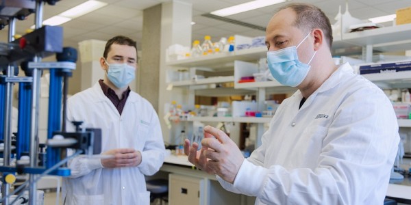 De gauche &agrave; droite : Philippe Dauphin Ducharme,&nbsp;professeur de la Facult&eacute; des sciences et chercheur membre de l'IPS participant au projet Acuit&eacute; Qu&eacute;bec, et Philippe Sarret, professeur de la Facult&eacute; de m&eacute;decine et des sciences de la sant&eacute; et directeur de l'IPS.