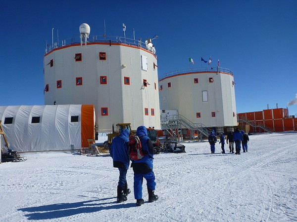 Concordia, situ&eacute;e dans un d&eacute;sert blanc &agrave; perte de vue, o&ugrave; la temp&eacute;rature oscille entre -35&nbsp;et -45&nbsp;&deg;C durant l'&eacute;t&eacute; austral.