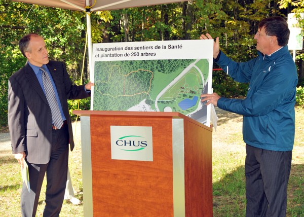 Pr Pierre Cossette et M. Yvon Paris, directeur des ressources financi&egrave;res et des services techniques du Centre hospitalier universitaire de Sherbrooke (CHUS), responsable de la r&eacute;alisation des sentiers.