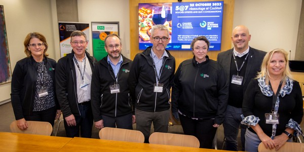 De gauche &agrave; droite : la Pre Nathalie Rivard, vice-doyenne aux &eacute;tudes sup&eacute;rieures, &agrave; la recherche et &agrave; l&rsquo;innovation, le Pr Jean-Pierre Perreault, vice-recteur &agrave; la recherche et aux &eacute;tudes sup&eacute;rieures, les membres de la direction de l&rsquo;IRCUS, soit le Pr Fran&ccedil;ois-Michel Boisvert, le Dr Michel Pavic et Karine Tremblay, coordonnatrice scientifique, ainsi que S&eacute;bastien Lussier, pr&eacute;sident de la CCIS et Louise Bourgault, vice-pr&eacute;sidente et directrice g&eacute;n&eacute;rale de la CCIS