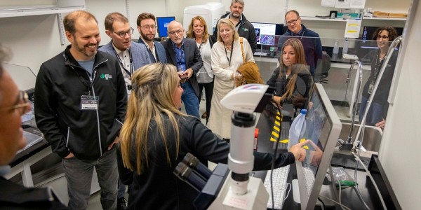 En plus d&rsquo;avoir pu assister &agrave; quelques pr&eacute;sentations visant &agrave; mieux conna&icirc;tre l&rsquo;IRCUS, sa vision &agrave; long terme appuy&eacute;e par la philanthropie, en passant par l&rsquo;application des connaissances dans l&rsquo;&eacute;cosyst&egrave;me dans lequel il &eacute;volue, les personnes participantes ont eu droit &agrave; une visite guid&eacute;e des lieux.