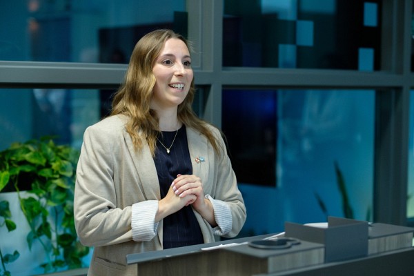 &Eacute;mie V&eacute;zina, responsable du programme Canada, Alliances Universitaires SAP, et dipl&ocirc;m&eacute;e de l'UdeS, &eacute;tait sur place pour annoncer la d&eacute;signation&nbsp;d&rsquo;excellence SAP University Alliance Lab&nbsp;accord&eacute;e &agrave; l&rsquo;&Eacute;cole de gestion.