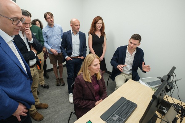 Samuel Maurice, &eacute;tudiant &agrave; la ma&icirc;trise en administration, concentration strat&eacute;gie de l'intelligence d'affaires, explique &agrave; Diane Fontaine, l'une des donatrices du projet, l'analyse de la trajectoire du regard sur un site transactionnel avec l&rsquo;oculom&eacute;trie.
