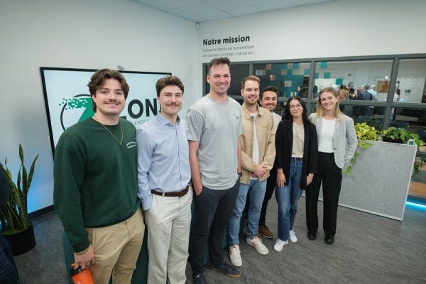 Des &eacute;tudiantes et &eacute;tudiants de l'&Eacute;cole de gestion, qui profiteront de ces nouveaux espaces dans le cadre de leur formation, &eacute;taient pr&eacute;sents lors de l'inauguration.