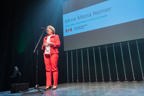 La pr&eacute;sidente d'honneur de l'&eacute;v&eacute;nement et conseill&egrave;re scientifique en chef du Canada, madame Mona Nemer.