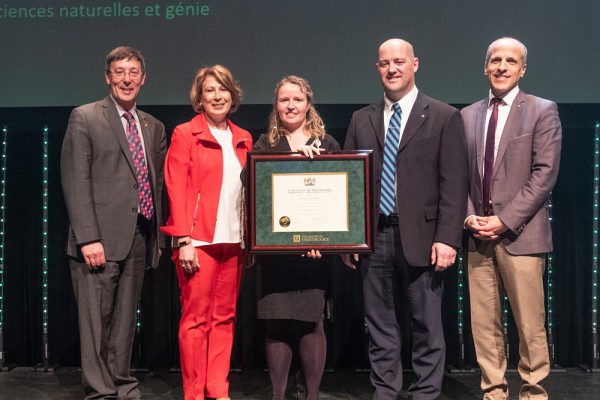 La Pre&nbsp;Fanie Pelletier, laur&eacute;ate du&nbsp;Prix de la recherche et cr&eacute;ation, en Sciences naturelles et g&eacute;nie,&nbsp;accompagn&eacute;e du Pr&nbsp;Jean-Pierre Perreault,&nbsp;vice-recteur &agrave; la recherche et aux &eacute;tudes sup&eacute;rieures, de Mona Nemer, conseill&egrave;re scientifique en chef du Canada, du Pr&nbsp;Jean-Pascal Lemelin, vice-recteur adjoint &agrave; la recherche et aux &eacute;tudes sup&eacute;rieures, et du Pr&nbsp;Pierre Cossette, recteur.