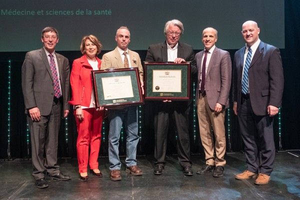 Les Prs&nbsp;Fernand Gobeil et Jean-Luc Ardilouze, r&eacute;cipiendaires du Prix de la recherche et de la cr&eacute;ation, en M&eacute;decine et sciences de la sant&eacute;, accompagn&eacute;s de Mona Nemer, conseill&egrave;re scientifique en chef du Canada, du Pr Jean-Pierre Perreault, vice-recteur &agrave; la recherche et aux &eacute;tudes sup&eacute;rieures, du Pr Pierre Cossette, recteur, et du Pr Jean-Pascal Lemelin, vice-recteur adjoint &agrave; la recherche et aux &eacute;tudes sup&eacute;rieures.
