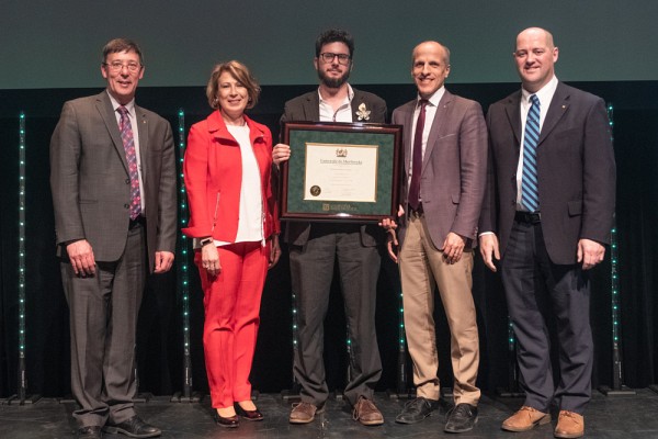 Le Pr Anthony Glinoer, r&eacute;cipiendaire du Prix de la recherche et de la cr&eacute;ation, en Sciences humaines et sociales, accompagn&eacute; du Pr&nbsp;Jean-Pierre Perreault,&nbsp;vice-recteur &agrave; la recherche et aux &eacute;tudes sup&eacute;rieures, de Mona Nemer, conseill&egrave;re scientifique en chef du Canada,&nbsp;du Pr&nbsp;Pierre Cossette, recteur, et du Pr&nbsp;Jean-Pascal Lemelin, vice-recteur adjoint &agrave; la recherche et aux &eacute;tudes sup&eacute;rieures.