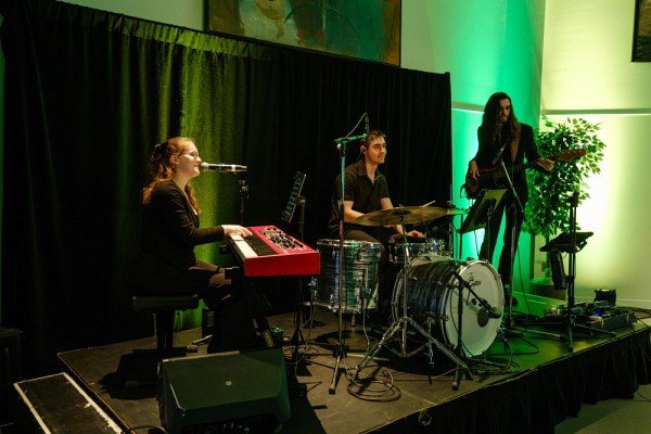 Un trio &eacute;tudiant de l&rsquo;&Eacute;cole de musique, Gis&egrave;le Blanchard-Girardin au piano et au chant, Dany Bournival &agrave; la batterie, et Dominic Baril &agrave; la basse, a envo&ucirc;t&eacute; le public avec&nbsp;La Ligne orange, une composition revisit&eacute;e en version bossa nova de William Gravel, aussi de l&rsquo;&Eacute;cole de musique.