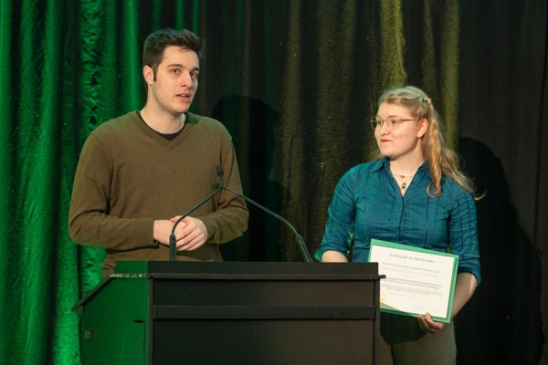 Deux personnes repr&eacute;sentant l'AGEEFEUS, lors de la c&eacute;r&eacute;monie du 11 f&eacute;vrier.