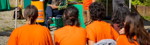 Chaque 30 septembre, le chandail orange rappelle l&rsquo;histoire des pensionnats et rend hommage aux enfants autochtones qui y ont &eacute;t&eacute; envoy&eacute;s, ainsi qu&rsquo;aux personnes survivantes.