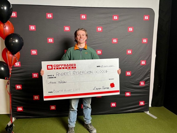 Remise du ch&egrave;que de 2000$ pour la bourse &laquo;&nbsp;Stagiaire &Eacute;toile&nbsp;&raquo; au 5 &agrave; 7 organis&eacute; par l&rsquo;entreprise pour remercier les stagiaires et reconnaitre leur travail