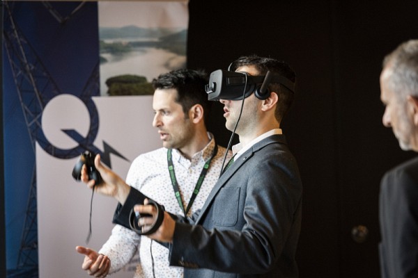 Environnement virtuel 3D o&ugrave; l'on peut se mettre &agrave; la place du conducteur dans une cabine de conduite de la grue-portique de la centrale de Carillon.