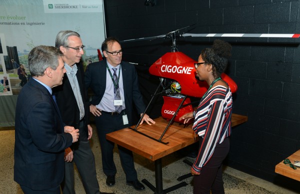 Madame Julie Armand qui pr&eacute;sente le drone du projet entrepreneurial &eacute;tudiant&nbsp; Cigogne.