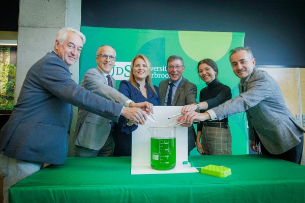 Le professeur Dominique Doyon, doyen de la Facult&eacute; de m&eacute;decine et des sciences de la sant&eacute;, le professeur Pierre Cossette, recteur, la d&eacute;put&eacute;e Genevi&egrave;ve H&eacute;bert, le professeur Jean-Pierre Perreault, vice-recteur &agrave; la recherche et aux &eacute;tudes sup&eacute;rieures, Flore Lavoie, &eacute;tudiante en biochimie, et St&eacute;phane Tremblay, pr&eacute;sident-directeur g&eacute;n&eacute;ral du CIUSSS de l'Estrie-CHUS.