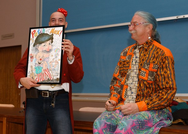 Le Docteur Patch Adams accompagn&eacute; de l&rsquo;&eacute;tudiant en m&eacute;decine Maxime Douziech, 24 novembre 2003.