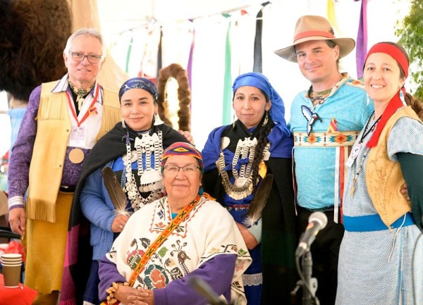 Kevin Deer, Chef spirituel de la Nation Kanien&rsquo;keh&agrave;&rsquo;ka, KukumDianneOttereyes Reid, A&icirc;n&eacute;e Eeyou et son &eacute;poux St&eacute;phane Dufort, S&oelig;urs Mapuche du Chili, et Patricia-Anne Blanchet.Photo : Fournie