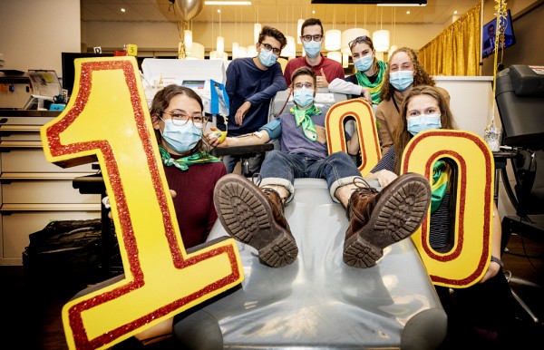 Des futurs ing&eacute;nieurs et ing&eacute;nieures ont accompagn&eacute; l'&eacute;tudiant pour ce 100e don.