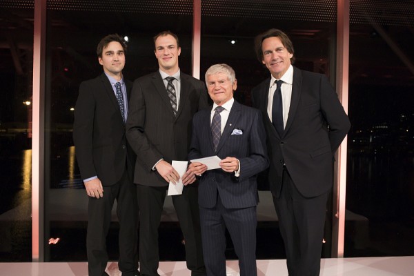 Les &eacute;tudiants en g&eacute;nie Mathieu Kirouac et Maxim Bergeron, en compagnie de Pierre Laurin, pr&eacute;sident du jury des bourses Pierre-P&eacute;ladeau, et de Pierre-Karl P&eacute;ladeau, pr&eacute;sident et chef de la direction de Qu&eacute;becor