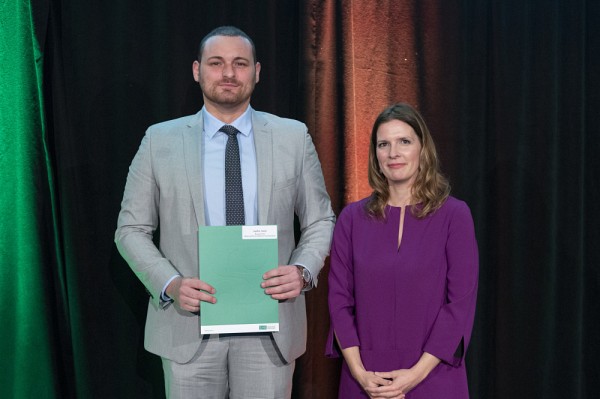 Amine Aqallal en compagnie de la Pre Marie-Claude Desjardins.