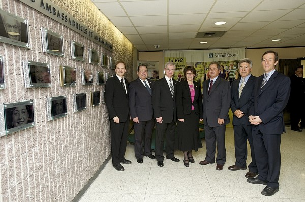 Le doyen de la Facult&eacute;, le Pr Daniel Proulx, Robert Normand, ambassadeur 2011, Me Denis Par&eacute;, grand ambassadeur 2011 de l'UdeS, la Pre Luce Samoisette, Andr&eacute; Martel, ambassadeur du d&eacute;veloppement durable 2011 de l'UdeS, Michel Coutu, ambassadeur 2003 et Bernard Colas, ambassadeur 2001, tous dipl&ocirc;m&eacute;s de la Facult&eacute;.
