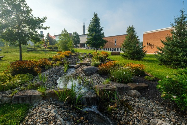 La beaut&eacute; des campus verts et les espaces de vie o&ugrave; le personnel peut se rencontrer contribuent assur&eacute;ment &agrave; rehausser l'exp&eacute;rience qui se vit &agrave; l'UdeS au quotidien.
