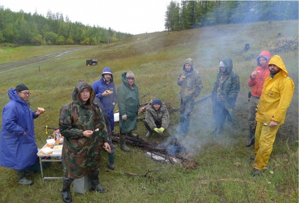 Plusieurs pays sont repr&eacute;sent&eacute;s dans l&rsquo;&eacute;quipe de Fr&eacute;d&eacute;ric : le Canada, la France, l&rsquo;Allemagne et la Russie. Ici, une partie des scientifiques pose apr&egrave;s une dure journ&eacute;e de travail sur le terrain pr&egrave;s de Yakutsk, &agrave; l&rsquo;automne 2018. Fr&eacute;d&eacute;ric est tout &agrave; droite, en jaune.