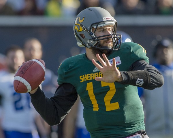 J&eacute;r&eacute;mi Roch a fait tomber deux records de Sport interuniversitaire canadien dans un gain important de 17-12 du Vert & Or.