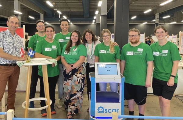 Le doyen de la Facult&eacute; de g&eacute;nie, le Pr Jean Proulx, accompagnant Jonathan Oreste Maruca, Diego-Alonso Leblanc-Romero, Isaac Malette Cayer, Catherine Williams , Elizabeth Rivard, Carine Huillier de USherbrooke International, Philippe Warren et Sophie Stratford.&nbsp;