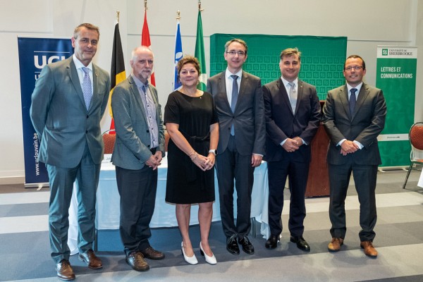 De gauche &agrave; droite&nbsp;: Son Excellence Monsieur Johan Verkammen, ambassadeur de Belgique au Canada; Pr Jean Goulet, vice-recteur&nbsp;aux relations internationales (UdeS); Pre Anick Lessard, doyenne de la Facult&eacute; des lettres et sciences humaines (UdeS); Pr S&eacute;bastien Van Bellegem, doyen de la Facult&eacute; des sciences &eacute;conomiques, sociales, politiques et de communication (UCL); Pr Marc D. David, coresponsable de la ma&icirc;trise en communication (UdeS); et Pr Fran&ccedil;ois Lambotte, responsable du p&ocirc;le de recherche en communication (UCL).