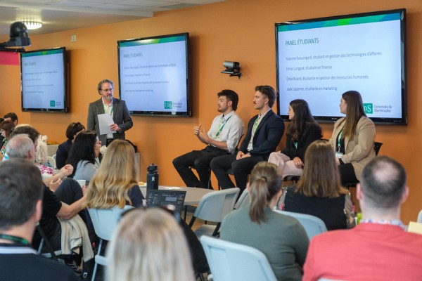 Panel avec : Maxime Beauregard, gestion des technologies d'affaires &Eacute;mile Longpr&eacute;, finance&Eacute;mie Rivard, gestion des ressources humaines Jade Lapointe, marketing