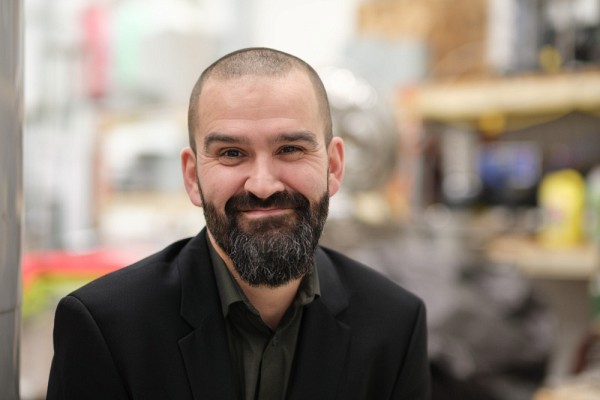 Le professeur Jean-Michel Lavoie a les deux mains dans la transition &eacute;nerg&eacute;tique.