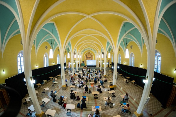 Des sites de formation hors campus, comme le couvent des&nbsp;Petites S&oelig;urs de la Sainte-Famille, ont &eacute;t&eacute; am&eacute;nag&eacute;s afin de pouvoir offrir en toute s&eacute;curit&eacute; des classes en pr&eacute;sentiel respectant les r&egrave;gles sociosanitaires.&nbsp;