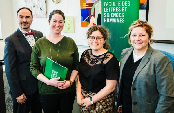 De gauche &agrave; droite : Pr&nbsp;Beno&icirc;t Grenier, vice-doyen &agrave; la recherche et aux &eacute;tudes sup&eacute;rieures; Suzanne Champoux-Williams, r&eacute;cipiendaire du prix; Pre Kiev Renaud, directrice de la th&egrave;se; Pre&nbsp;Anick Lessard, doyenne de la FLSH.