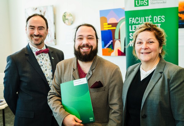 De gauche &agrave; droite : Pr&nbsp;Beno&icirc;t Grenier, vice-doyen &agrave; la recherche et aux &eacute;tudes sup&eacute;rieures; Dominik Lagac&eacute;, r&eacute;cipiendaire du prix Coup de c&oelig;ur; Pre Anick Lessard, doyenne de la FLSH.