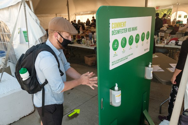 Des stations de lavage de mains sont situ&eacute;es &agrave; l'entr&eacute;e des sites d'enseignement, comme ce chapiteau.
