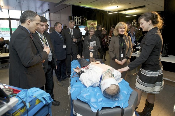 La Facult&eacute; de m&eacute;decine et des sciences de la sant&eacute; a d&eacute;mystifi&eacute; son Centre de simulation clinique. Sur la photo&nbsp;: les doyens Pierre Cossette (m&eacute;decine et sciences de la sant&eacute;) et G&eacute;rard Lachiver (g&eacute;nie), quelques participants et la pr&eacute;sidente du CA de l'UdeS, Lynda Durand.