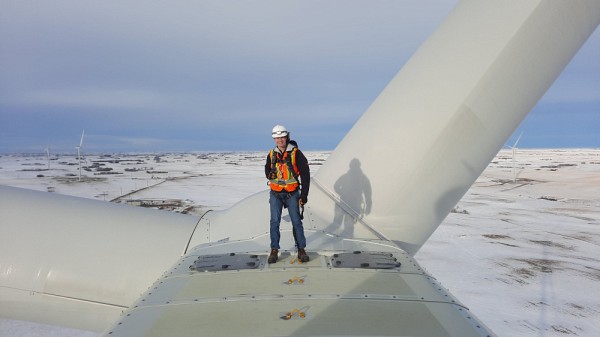 R&eacute;my Boiss&eacute;, &eacute;tudiant en g&eacute;nie m&eacute;canique, travaillant sur une &eacute;olienne dans le cadre de son stage en Alberta.
