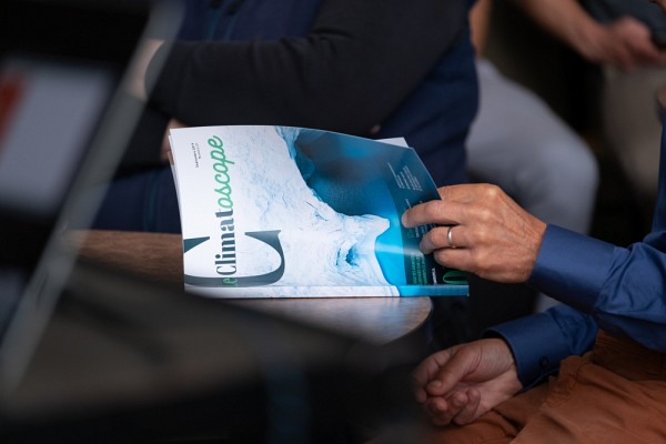 Le Climatoscope&nbsp;sera publi&eacute; annuellement et rassemblera des articles produits par des chercheurs et des chercheuses de plusieurs disciplines (sant&eacute;, gestion, politique, philosophie, biologie, g&eacute;nie et g&eacute;omatique) provenant de l&rsquo;Universit&eacute; de Sherbrooke et d'ailleurs &agrave; travers la province.