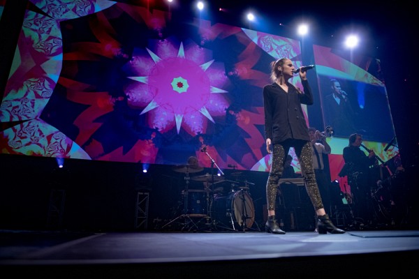 La chanteuse Am&eacute; a interpr&eacute;t&eacute; la chanson 